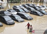 Kiat aman berkendara pakai mobil listrik saat melintasi banjir